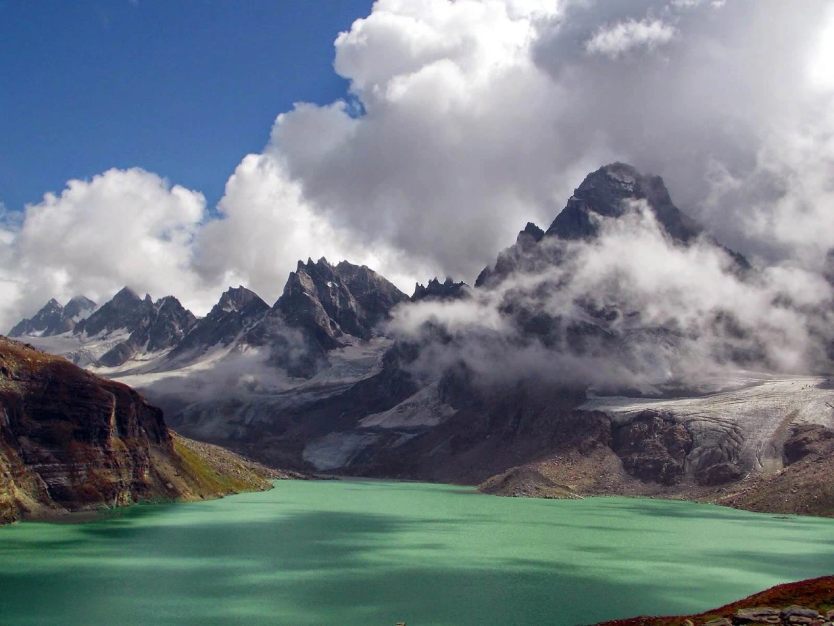 Lac Chitta Katha, Pakistan