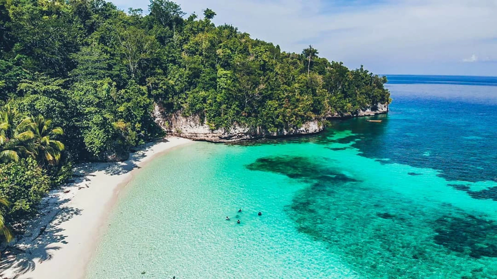 Karina Beach, Indonésie