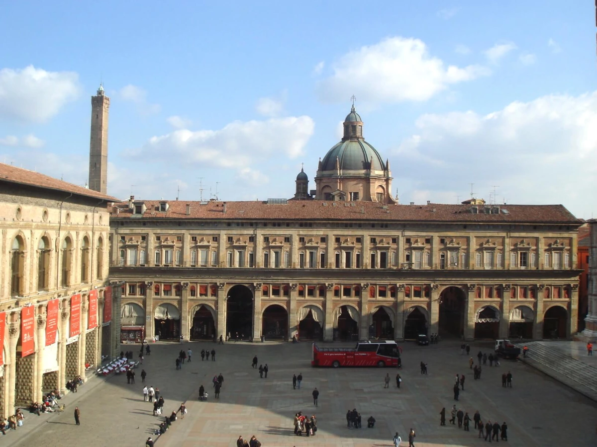 Palazzo dei Banchi, Italie