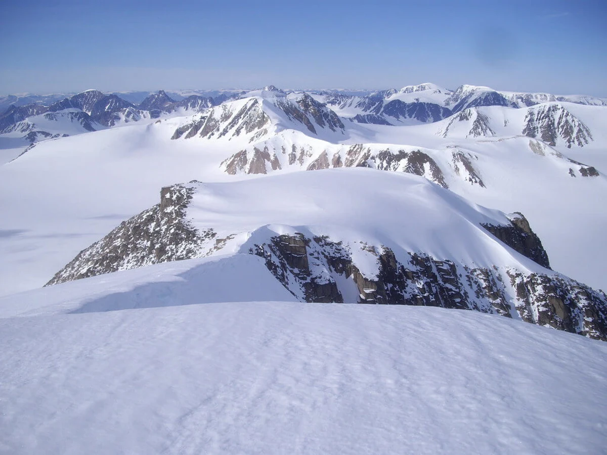 Newtontoppen, Svalbard et Jan Mayen