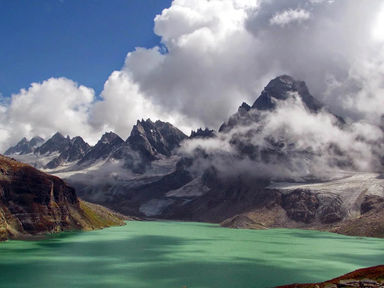 Lac Chitta Katha, Pakistan