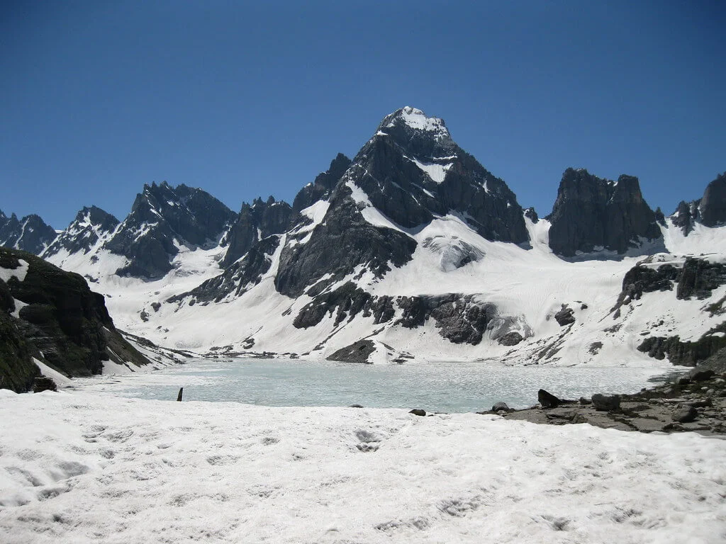 Lac Chitta Katha, Pakistan