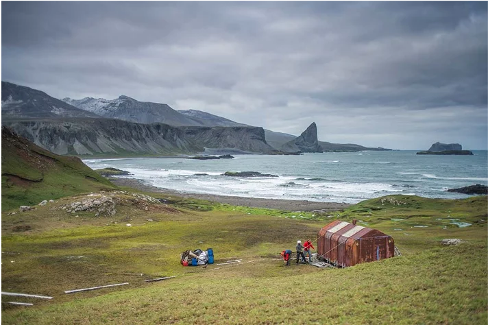 Baie Larose, Terres australes et antarctiques françaises