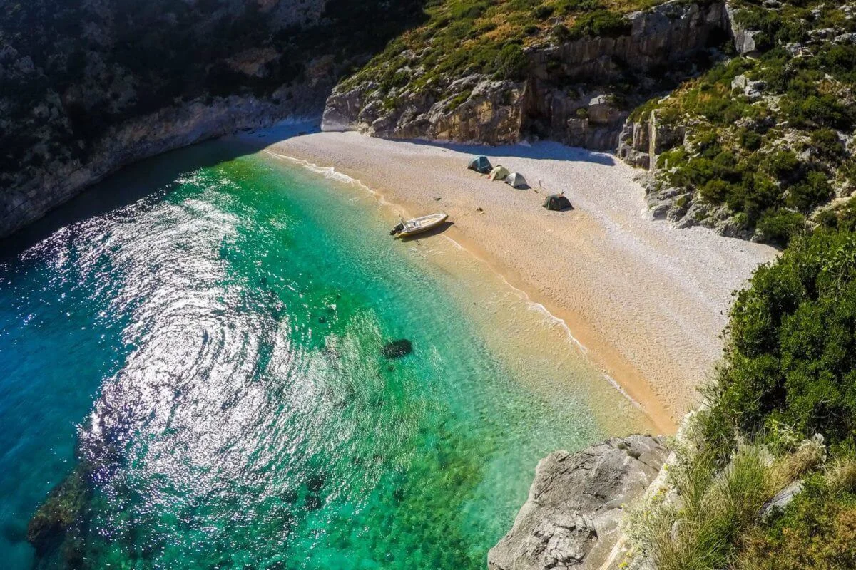 Baie de Grama, Albanie