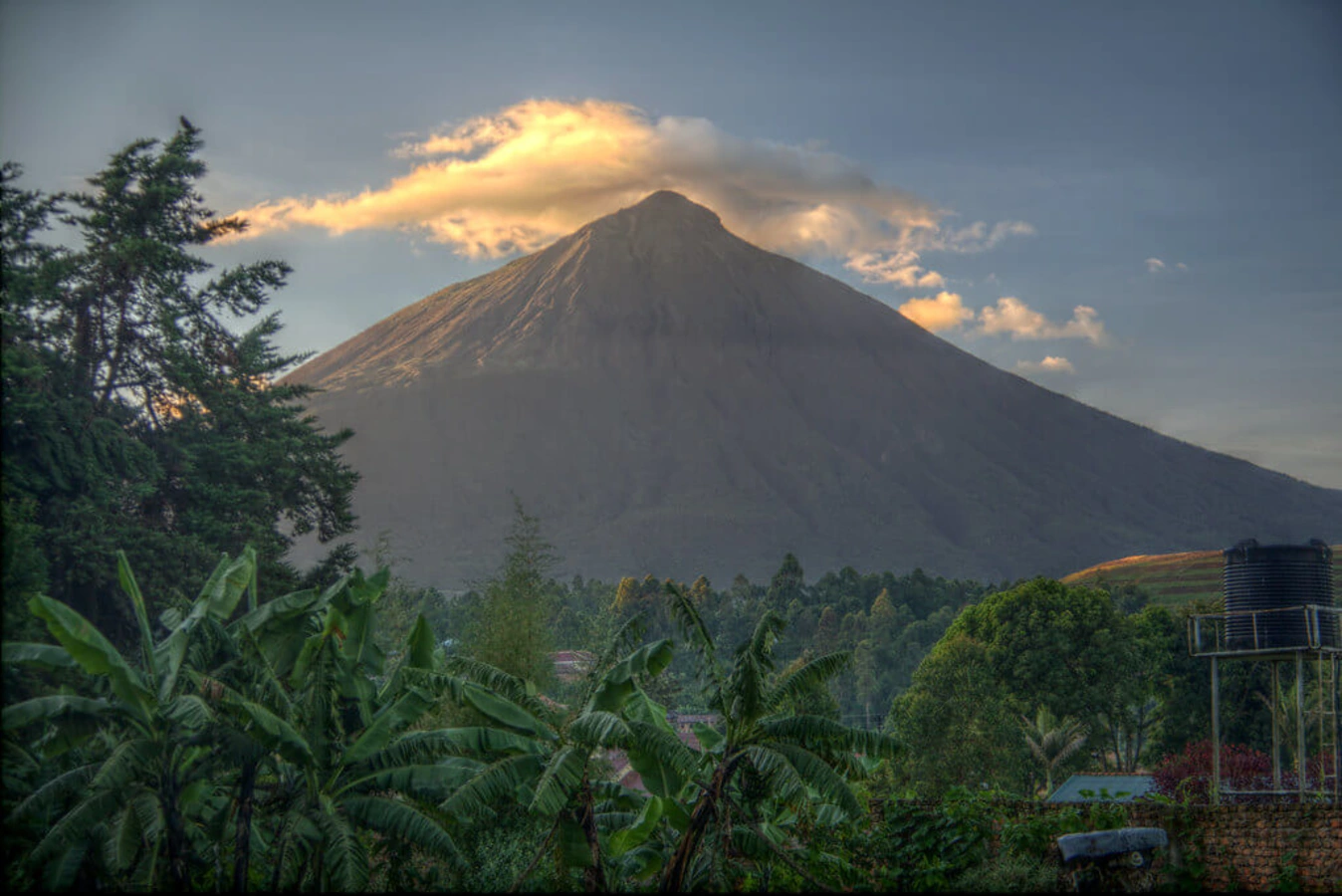 Muhabura, Rwanda, Ouganda