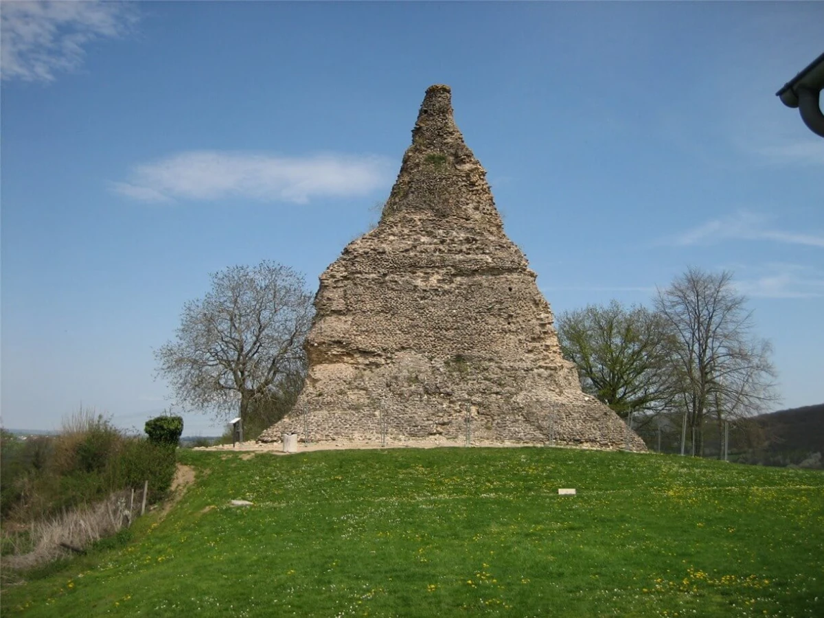 Pyramide de Couhard, France