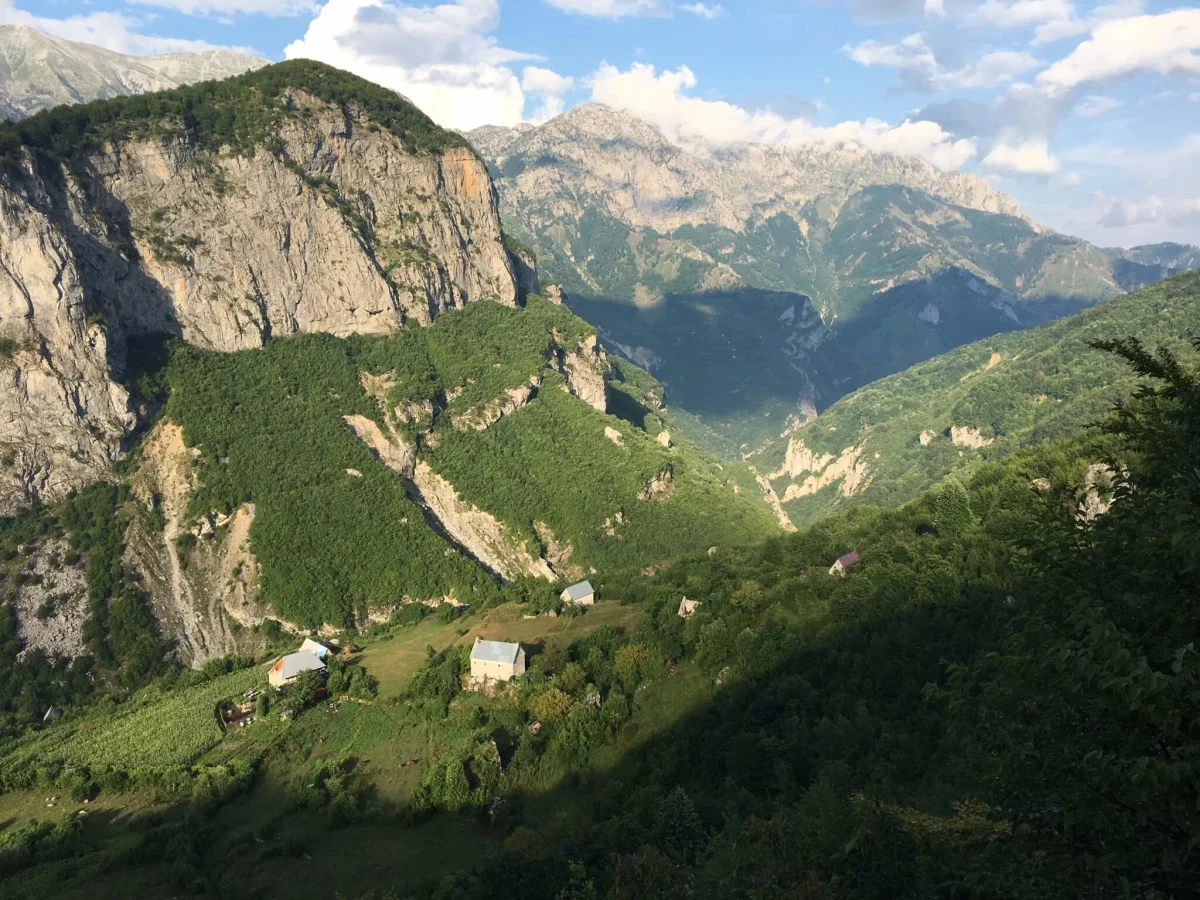 Curraj i Eperm, Albanie