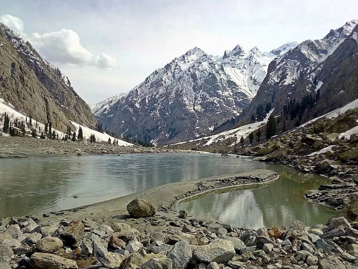 Lac Kharkhari, Pakistan