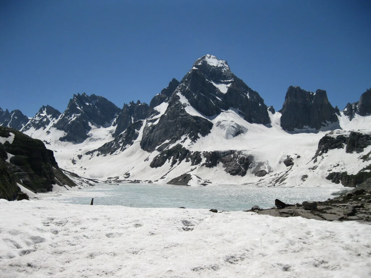Lac Chitta Katha, Pakistan